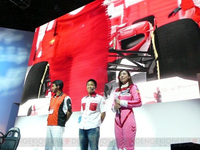 元F1ドライバー・鈴木亜久里はF1ゲームもうまいのか!? 『F1 2011』ステージでギャルと意地をかけ勝負!!
