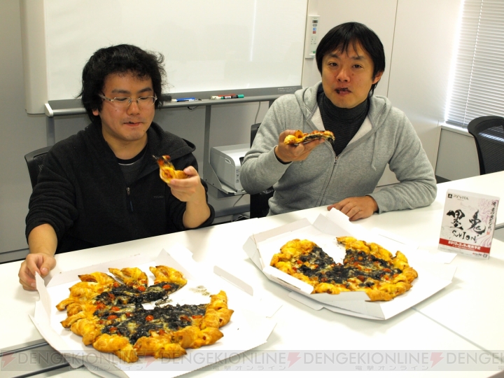 イカ墨ピザを持った善良な神が来社!? 『墨鬼 SUMIONI』田村プロデューサーがコラボピザ＆アップデートをアピール