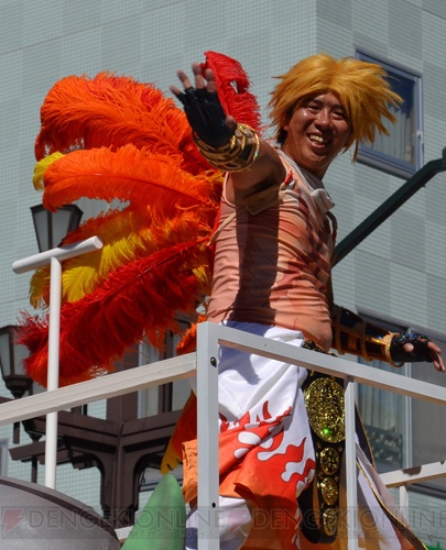 大盛り上がりの浅草サンバカーニバルでガンホーアミーゴスが踊りながら大行進!! 一番ノリノリなのは森下社長だぜ、アミーゴ！