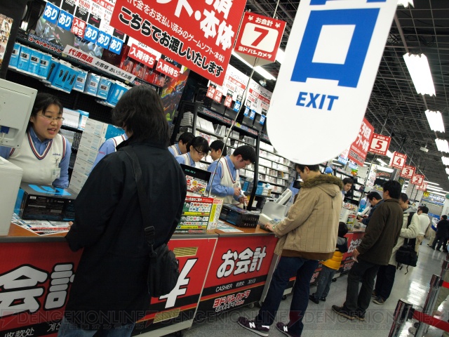 任天堂の最新ゲーム機・Wii Uが本日発売！ 東京都内の量販店には多くの人の列が